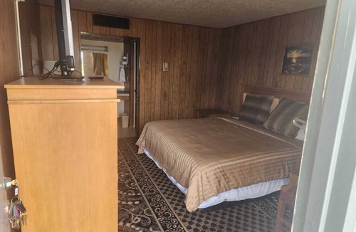 Quinter Hotel | Simple Yet Functional Room w/Comfy Bed Near Shiloh Vineyard for Wine Enthusiast