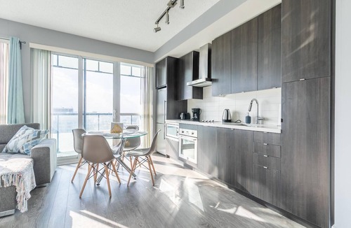 Toronto Entertainment District Apartment | Simply Comfort. Design 26 Floor Downtown Apartment