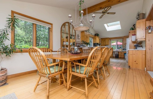 Oro-Medonte Cottage | Simply Simcoe A fabulous Carthew Bay lakefront home