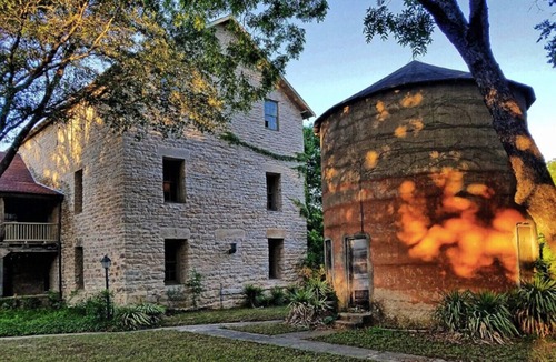 Glen Rose Apartment | Singing Trees Inn – Queen Bed Riverside Getaway