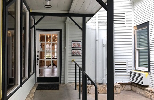 Glen Rose Apartment | Singing Trees Inn – Queen Bed Riverside Getaway