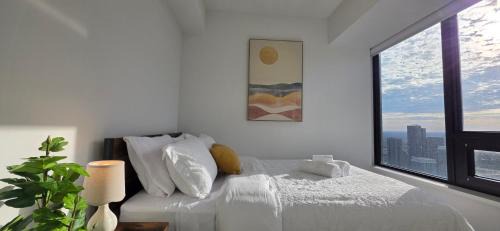 Downtown Mississauga Apartment | Sky High Luxe Stay 2BR-2BA Near Square One With Lake View, Gym, Pool & Parking