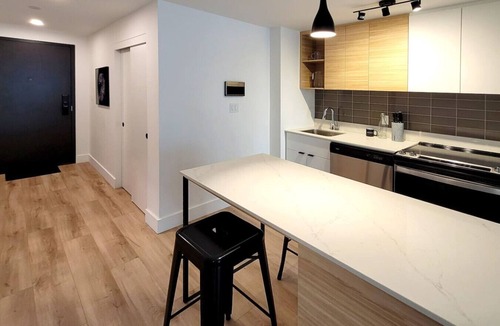Quartier des Spectacles Apartment | Skyline 1BR with Pool, Workspace and Fire Lounge