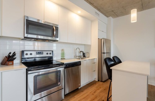 Quartier des Spectacles Apartment | Skyline View Apartment | Free Parking