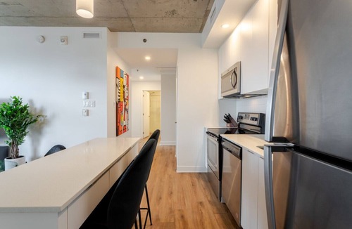 Quartier des Spectacles Apartment | Skyline View Apartment | Free Parking