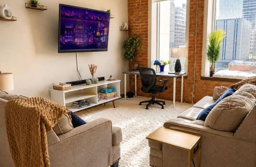 Downtown Dallas Apartment | Skyline Views - Valet Parking - Resort Amenities