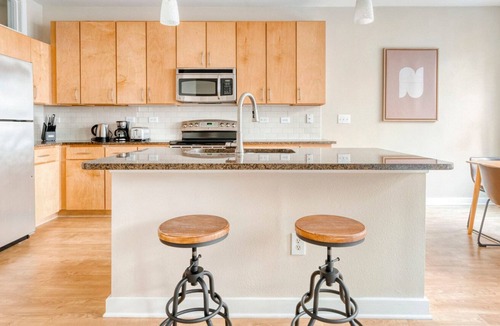Barton Heights Apartment | Sleek Barton Springs 1BR w/ Gym, Pool & W/D, nr Zilker, by Blueground