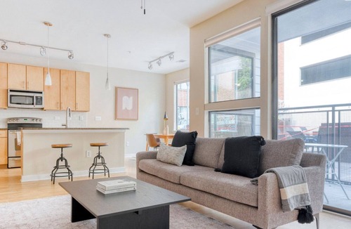 Barton Heights Apartment | Sleek Barton Springs 1BR w/ Gym, Pool & W/D, nr Zilker, by Blueground