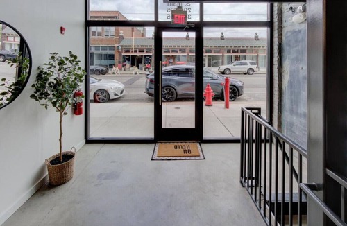 Downtown Memphis Apartment | Sleek Historic Gem: Walk to Beale St, Eats & Music