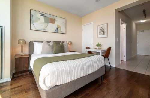 Fort York Apartment | Sleek studio in Fort York walk to lake & Liberty