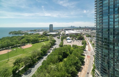 Fort York Apartment | Sleek studio in Fort York walk to lake & Liberty