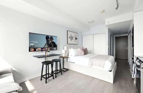 Garden District Apartment | Sleek studio near Eaton Centre in central downtown