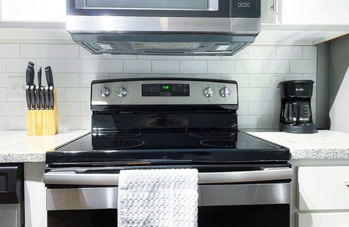 Des Moines Apartment | Sleepover | Charming 1BD/1BA - Downtown Des Moines
