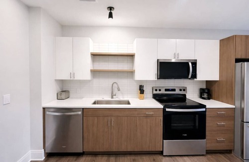 Dundee-Happy Hollow Historic District Apartment | Sleepover | Chic Studio + Gym/Sauna - Omaha