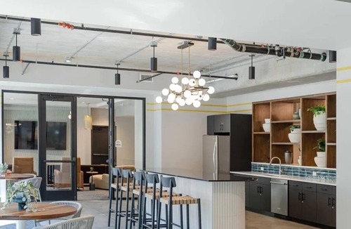 Dundee-Happy Hollow Historic District Apartment | Sleepover | Modern Studio + Gym/Sauna - Omaha
