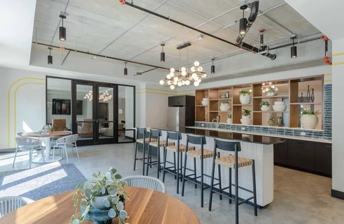 Dundee-Happy Hollow Historic District Apartment | Sleepover | Modern Studio + Gym/Sauna - Omaha