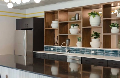 Dundee-Happy Hollow Historic District Apartment | Sleepover | Sleek Studio + Gym/Sauna - Omaha
