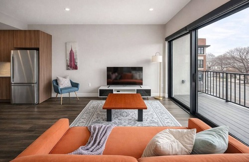 Dundee-Happy Hollow Historic District Apartment | Sleepover | Stylish Studio + Gym/Sauna - Omaha