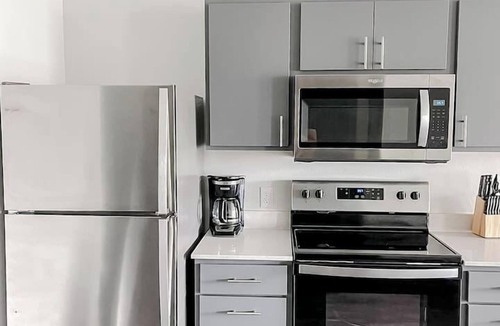 West Des Moines Apartment | Sleepover | Superior 1BD/1BA - Des Moines