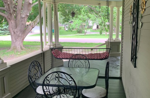 Dexter House | Sleeps 12…. 5 beds and a sofa sleeper. 20 min from West Des Moines.