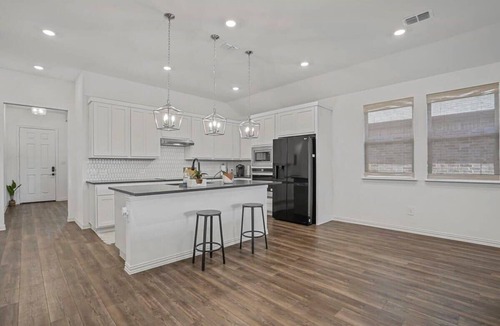 Haslet House | Sleeps 12~Private Yard~Dog Friendly~Charcoal Grill