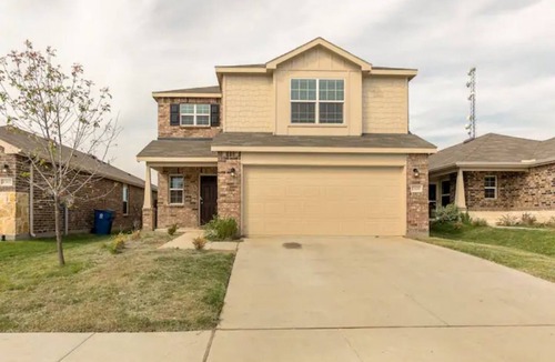 Forney House | Sleeps 13! Spacious 4bd home with 2 living rooms