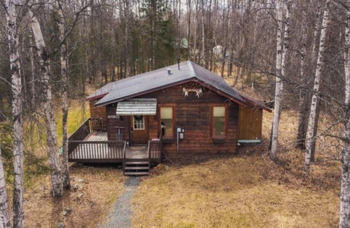 Eagle River Cabin | Sleeps 21! Moose Lodge Log Cabin and Chalet & Hot Tub