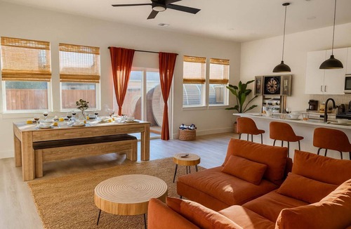 Dallas House | Sleeps 24 - Hot Tub, Sauna, Gym, Karaoke, Casino, Billiards & Rooftop Soccer