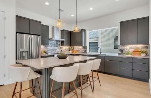 Riverside House | Sleeps 42 2 Pools & Game Room 11BR near Downtown