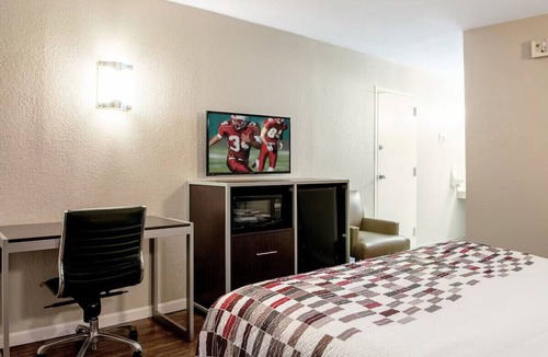 Slidell Hotel | Slidell Deluxe King Room w/Outdoor Pool