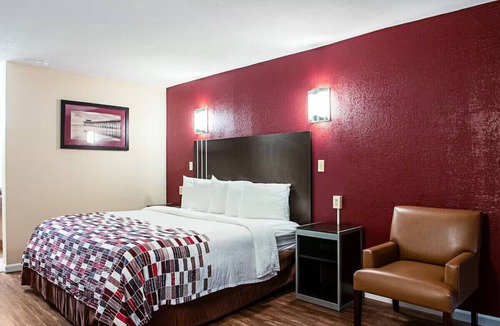 Slidell Hotel | Slidell Deluxe King Room w/Outdoor Pool