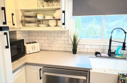 Wasaga Beach Cottage | Slope Side Serenity, Ski Blue M.