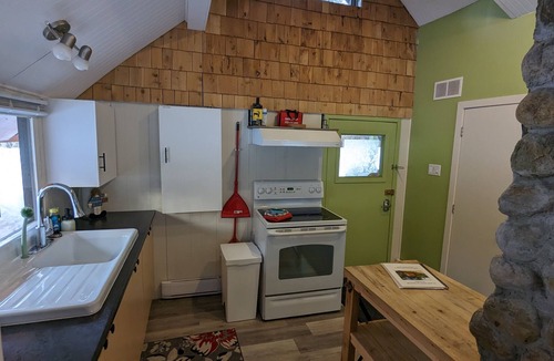 Saint-Mathieu-du-Parc Ski Chalet | Small cottage by the river