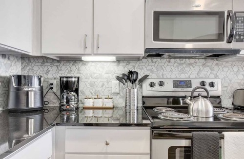Downtown Austin Apartment | SoCo Riverside Retreat | Pool Gym | Unbeatable Loc