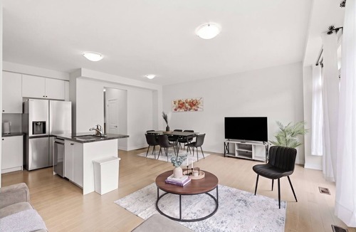 Pickering House | Soleil Nest - 5 Beds, 2.5 Baths, 2 Park, Backyard