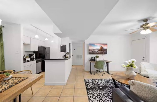 Plantation Oaks Condo | Sophisticated 2BR by TAMU/King/Washer/Swimming Pool