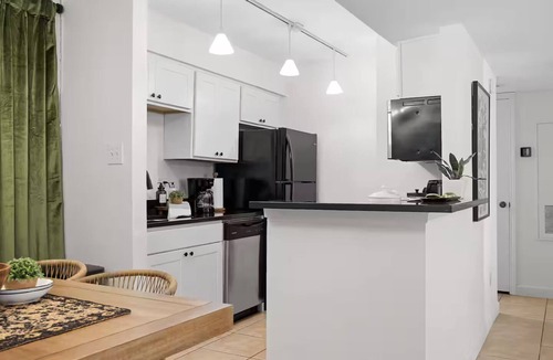 Plantation Oaks Condo | Sophisticated 2BR by TAMU/King/Washer/Swimming Pool