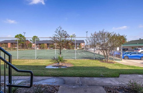 College Station Apartment | Sophisticated 2BR 2BA by TAMU, King Bed, Washer & Dryer, Smart TV