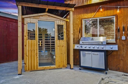 South Arlington House | Sophisticated 5BR 2,5BA Holiday Villa - Pool Sauna Hot Tub
