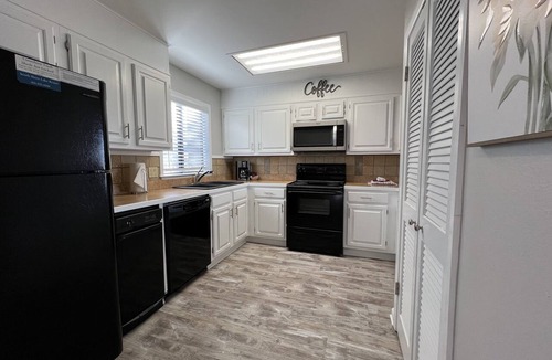 Lake Hamilton Condo | South Shore 2 Bdrm/Mini-golf, Pickleball, Tennis, Hot tub, Gameroom & More!