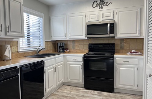 Lake Hamilton Condo | South Shore 2 Bdrm/Mini-golf, Pickleball, Tennis, Hot tub, Gameroom & More!