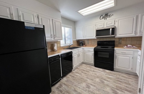 Lake Hamilton Condo | South Shore 2 Bdrm/Mini-golf, Pickleball, Tennis, Hot tub, Gameroom & More!
