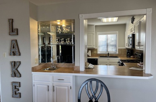 Lake Hamilton Condo | South Shore 2 Bdrm/Mini-golf, Pickleball, Tennis, Hot tub, Gameroom & More!