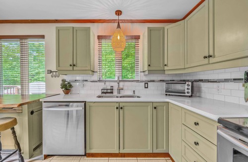 Amherst Ski Chalet | Spa, Game room, Waterfront | Le Refuge Vert