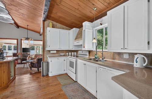 Amherst Ski Chalet | Spa & Waterfront | Chalet le Colibri