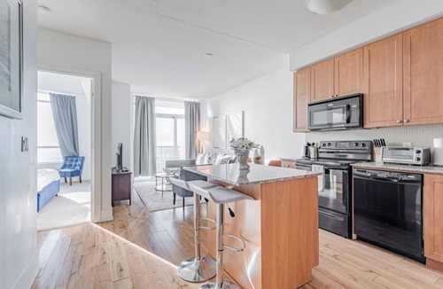 Downtown Mississauga Condo | Spacious 1 Bedroom+ Den, 1 Bath Condo/ Square One