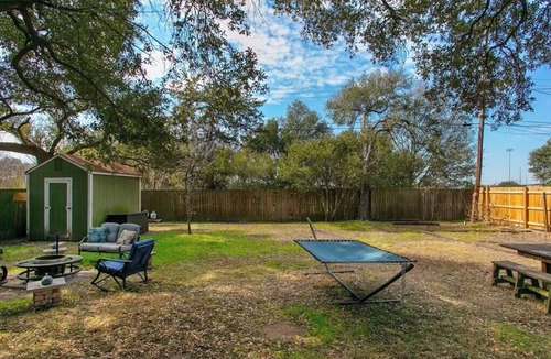 College Station House | Spacious 1 bedroom in 4-bedroom house in serene Bryan with AC