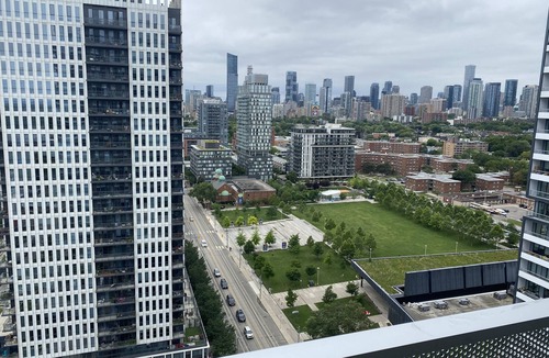 Regent Park House | Spacious 1+den Condo in the Heart of Downtown