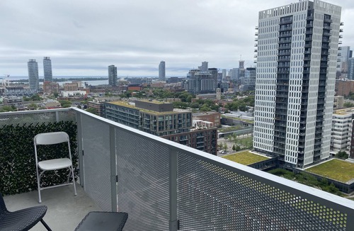 Regent Park House | Spacious 1+den Condo in the Heart of Downtown