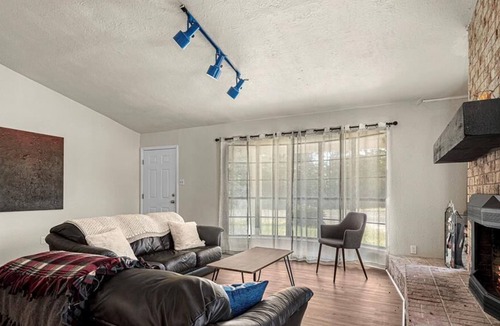 Oakhurst House | Spacious 10 Bedroom Ranch Home - 5 min from the Lake!